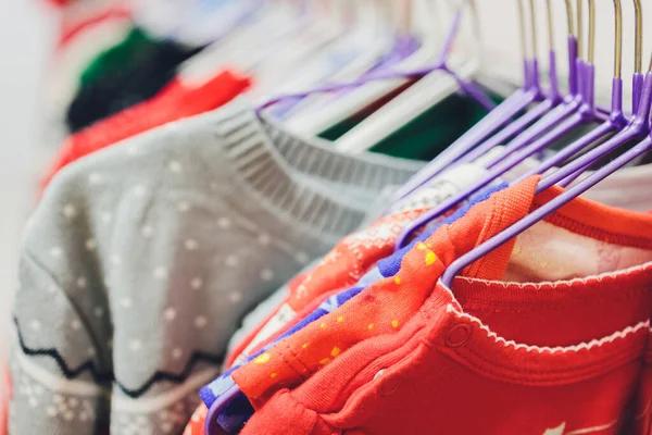 Colorida colección de ropa de mujer colgada en un estante. —  Fotos de Stock