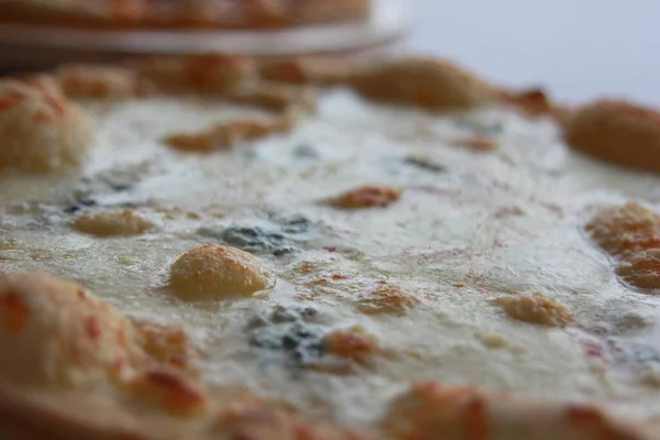 Pizza med korv, gurka, peppar, ost, lök isolerad på vit trä bakgrund. Advert för sociala nätverk av restauranger, caffee. Främjande av pizzeria. — Stockfoto