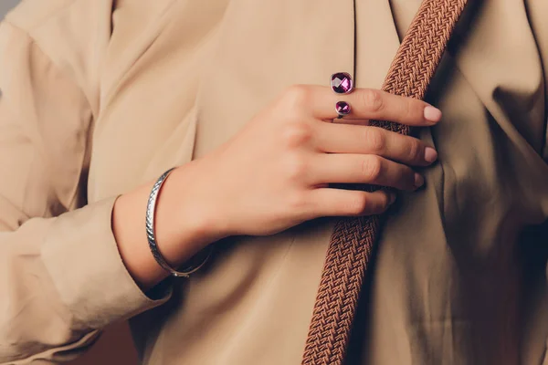 Gros plan de boho femmes de style mains avec des bijoux en argent. — Photo