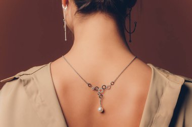 Gümüş mücevherli boho stil kadın ellerine yakın çekim.