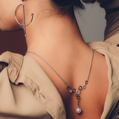 Gümüş mücevherli boho stil kadın ellerine yakın çekim.