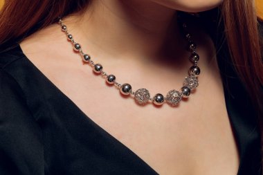 Gümüş mücevherli boho stil kadın ellerine yakın çekim.