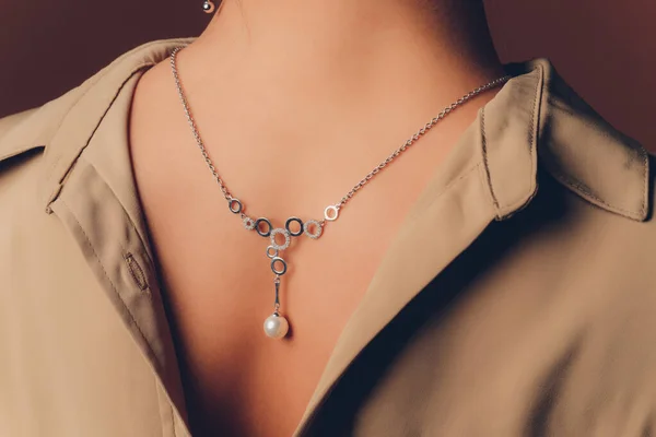 Close up de boho estilo mulher mãos com jóias de prata. — Fotografia de Stock