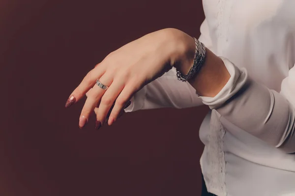 Gümüş mücevherli boho stil kadın ellerine yakın çekim. — Stok fotoğraf