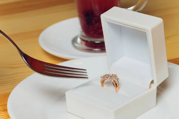 Mooi nieuw paar elegante witgouden trouwringen en witgouden verlovingsring, witte vierkante ring doos. — Stockfoto