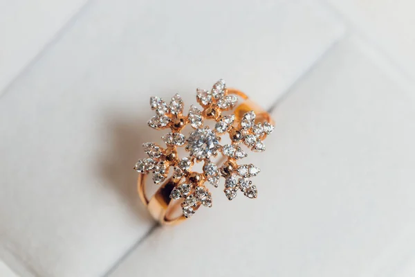 Hermoso nuevo par de elegantes anillos de boda de oro blanco y anillo de compromiso de oro blanco, caja de anillo cuadrado blanco. — Foto de Stock