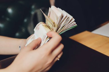 Rus banknotlarının çoğunu elinde tutan bir fanatiğin elindeki Rus rublesi. Rus rublesinin izole edilmiş beşte biri kadar para transferi..