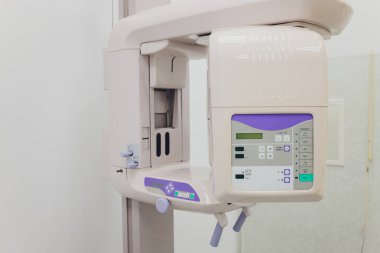 Diş kliniğindeki röntgen cihazı. Seçici odak.