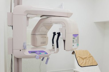 Diş kliniğindeki röntgen cihazı. Seçici odak.