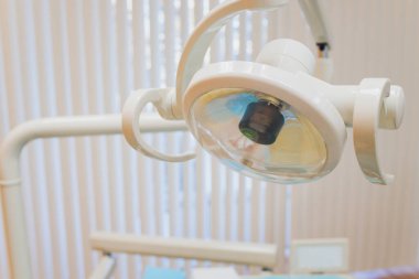 Çakmaklı dişçinin eli..