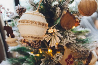 Yeni Yıl Baloları ile güzel bir Noel arkaplanı.