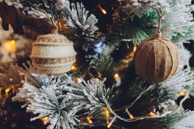 Yeni Yıl Baloları ile güzel bir Noel arkaplanı.