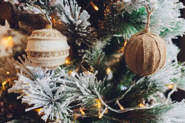 Yeni Yıl Baloları ile güzel bir Noel arkaplanı.