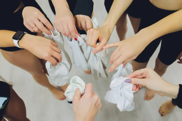 Vrouwelijke hand close-up. vuil wit sokken tekort. — Stockfoto