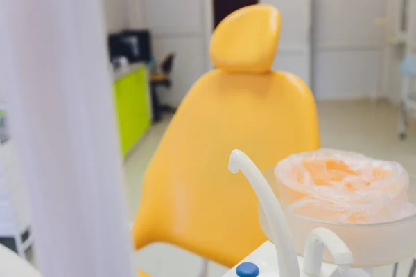 Blick auf moderne leere Zahnarztpraxis gelben Stuhl. — Stockfoto