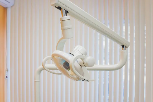 Die Hand des Zahnarztes mit einem Licht. — Stockfoto