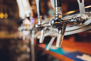 Bira dağıtmak için şişe ve teçhizatla dolu bar tezgahı. Barda bira dağıtmak için bir cihaz. Bar. restoran.