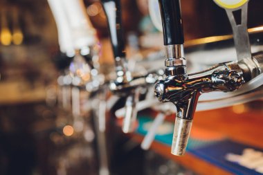 Bira dağıtmak için şişe ve teçhizatla dolu bar tezgahı. Barda bira dağıtmak için bir cihaz. Bar. restoran.