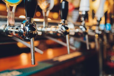 Bira dağıtmak için şişe ve teçhizatla dolu bar tezgahı. Barda bira dağıtmak için bir cihaz. Bar. restoran.
