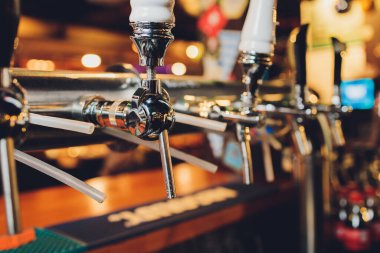 Bira dağıtmak için şişe ve teçhizatla dolu bar tezgahı. Barda bira dağıtmak için bir cihaz. Bar. restoran.