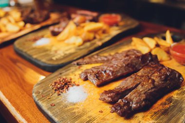 BBC soslu sığır kaburgası ve fırında patates, seçici odaklanma..