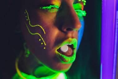 Gece kulübünde dilinde LSD olan pembe dumanlı güzel bir kız..