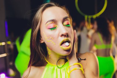 Gece kulübünde dilinde LSD olan pembe dumanlı güzel bir kız..