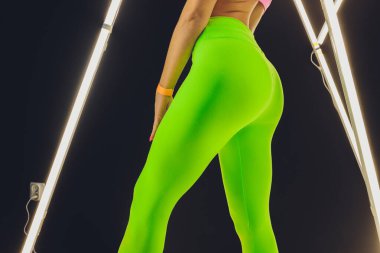 Yakın plan - kırmızı topuklu, hakiki deri ayakkabılı genç bir kadının ayakları.