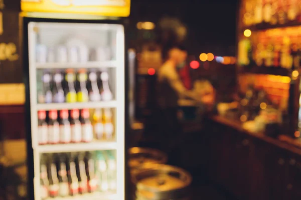 Fundo As cervejas desfocadas desfocadas estão refrigerando na geladeira, no congelador ou na prateleira do refrigerador. — Fotografia de Stock