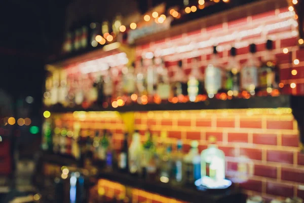 Klassischer Bartresen mit Flaschen im unscharfen Hintergrund, Kopierraum oder Platz für Text. farbenfrohe defokussierte Hintergrund Restaurant oder Café Nahaufnahme. — Stockfoto