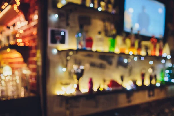 Contador de barras clássico com garrafas em fundo desfocado, espaço de cópia ou espaço para texto. colorido desfocado fundo restaurante ou café close-up. — Fotografia de Stock