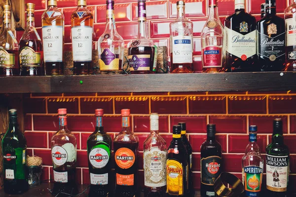 Ufa, Russland, 1. Dezember 2020: Mehrere Flaschenalkoholsorten stehen in einigen Regalen einer Kneipe. — Stockfoto