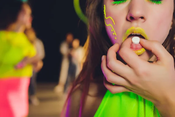 Belle fille avec lsd sur la langue en boîte de nuit avec de la fumée rose. — Photo