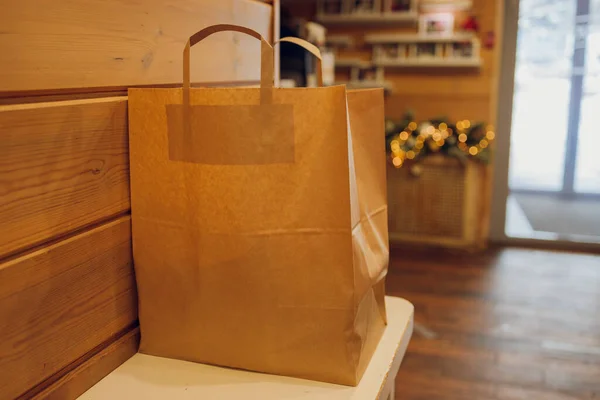 Dessertpapieren zak voor de klant klaar op de toonbank in moderne cafe coffeeshop, levering van voedsel, cafe restaurant, afhaalmaaltijden. — Stockfoto