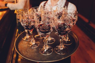 Tepside şarap bardakları. Misafirlerle toplantı..