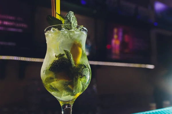Homemade Alcoholic Mojito з LIme і зелений монетний двір. — стокове фото