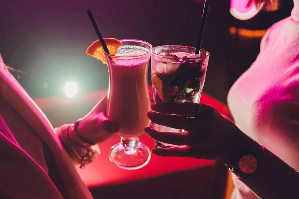 Люди п'ють коктейлі на вечірці на Хелловін, крупним планом . — стокове фото