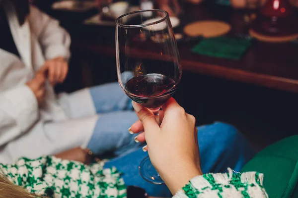 赤ワインのグラスを持ってる女が近くにいて. — ストック写真