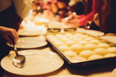 Çocuklar pizza yapar. İtalyan pizzası pişiren çocuklar için master sınıfı. Küçük çocuklar pizza pişirmeyi öğrenirler. Çocuklar ev yapımı pizza hazırlıyor. Küçük aşçı.