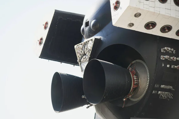 미사일 엔진 우주 로켓의 첫 단계. — 스톡 사진