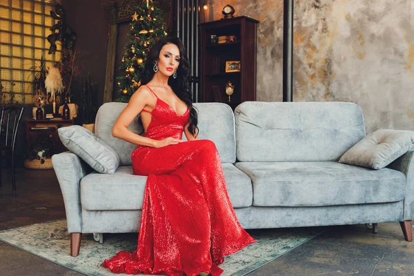 Chica hermosa mujer en años nuevos posando en el estudio, foto sesión de fotos de año nuevo. Hermosa chica en un vestido de lujo con piernas delgadas. Navidad, invierno, concepto de felicidad. — Foto de Stock