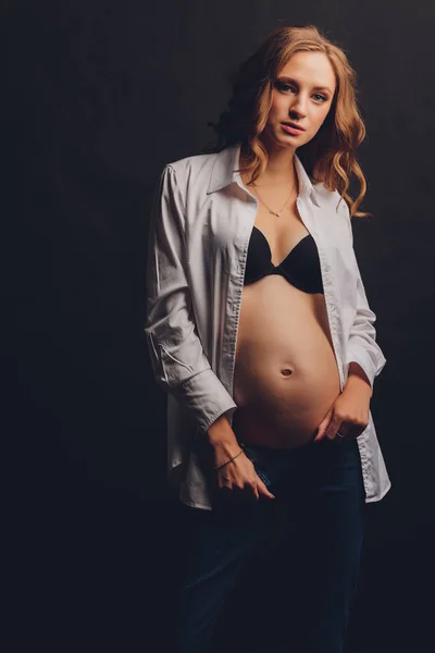 Jovem bela mulher grávida elegante posando em roupa interior preta. — Fotografia de Stock