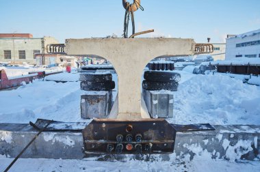 Metal kolonların montajı için tasarlanmış metal demirli beton temeller. İnşaat alanındaki deponun temelleri.
