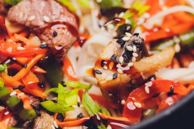 Tavuk ve biberli Udon eriştesi - Japon mutfağı.