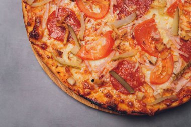 Pizza pepperonisi, mozzarella, siyah arka planda kekik otu..