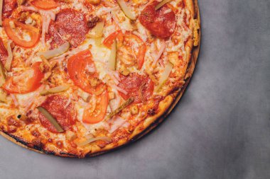 Pizza pepperonisi, mozzarella, siyah arka planda kekik otu..