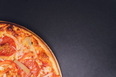 Pizza pepperonisi, mozzarella, siyah arka planda kekik otu..