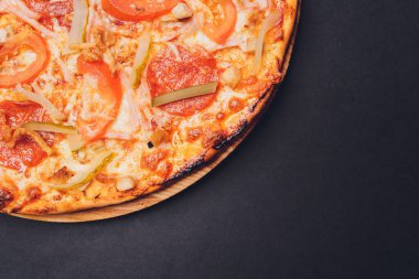 Pizza pepperonisi, mozzarella, siyah arka planda kekik otu..