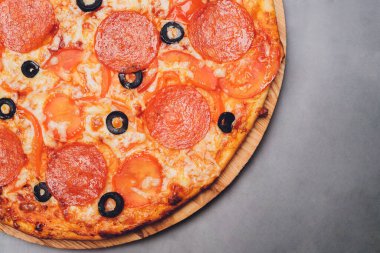 Pizza pepperonisi, mozzarella, siyah arka planda kekik otu..