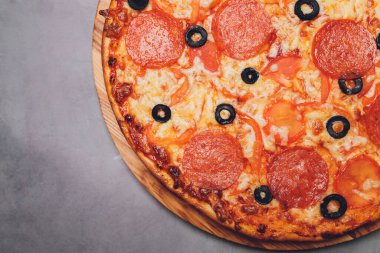 Pizza pepperonisi, mozzarella, siyah arka planda kekik otu..